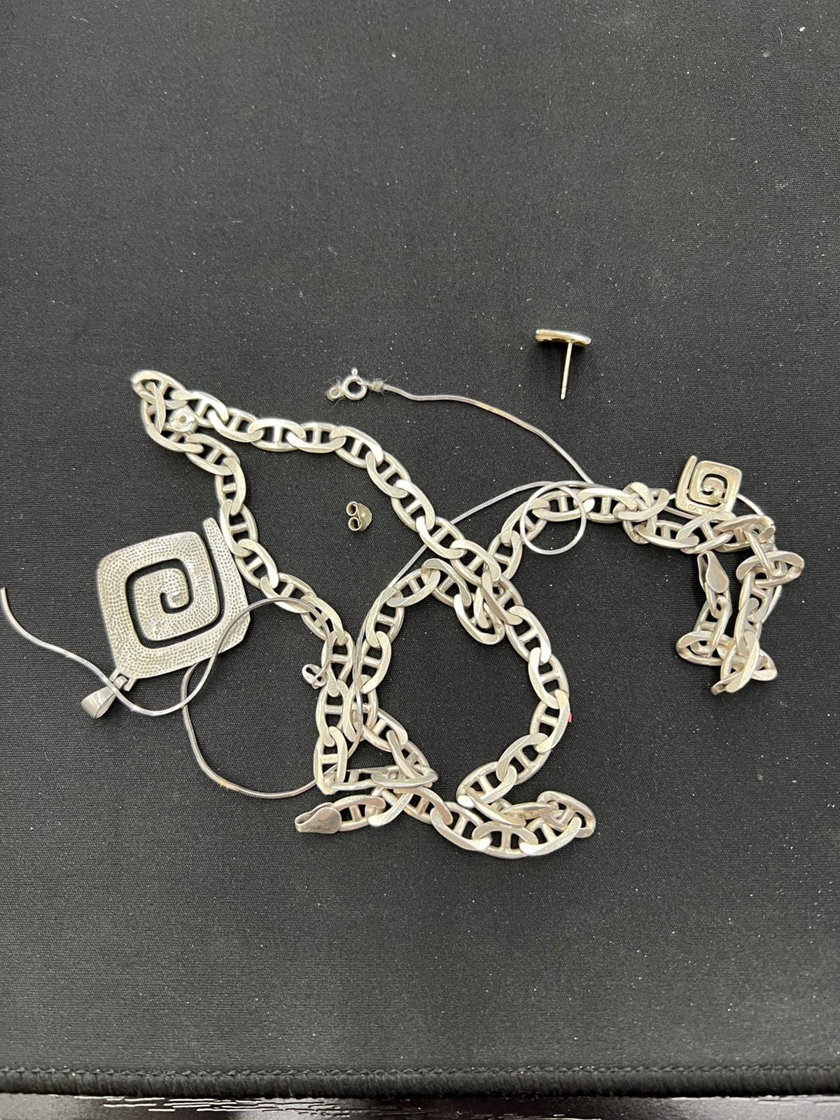 Boucles d'oreilles et collier en or blanc rachetés à Mougins